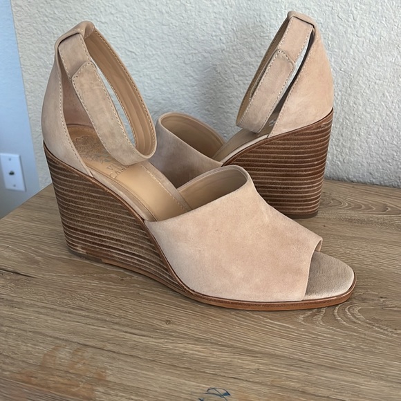 Vince Camuto Wedge - Picture 2 of 5